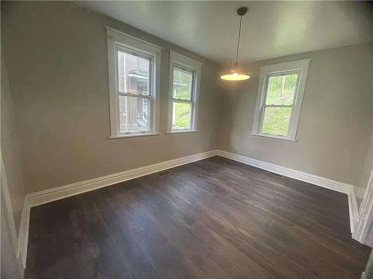 466 Hill St — Photo 5