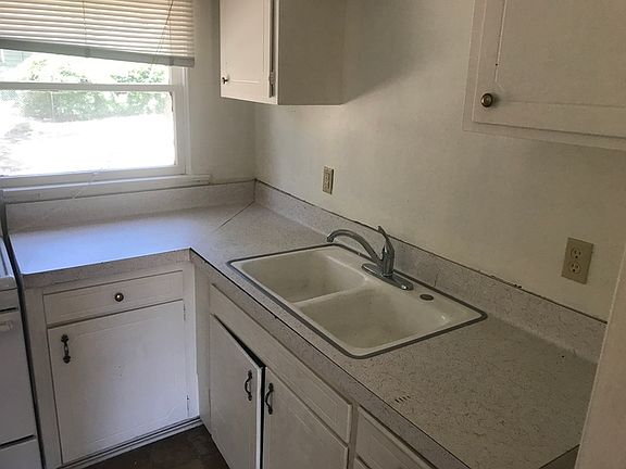 3rd image of 312 E Mojave Blvd