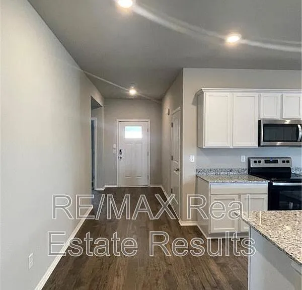 806 Comanche Dr — Photo 2