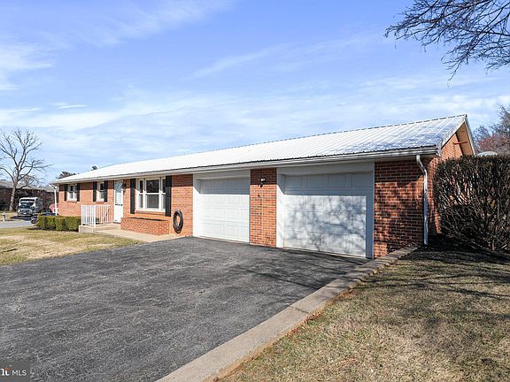 4th image of 17 Blue Spruce Cir
