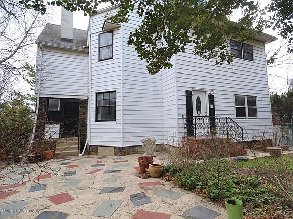 4th image of 111 Monticello Ter