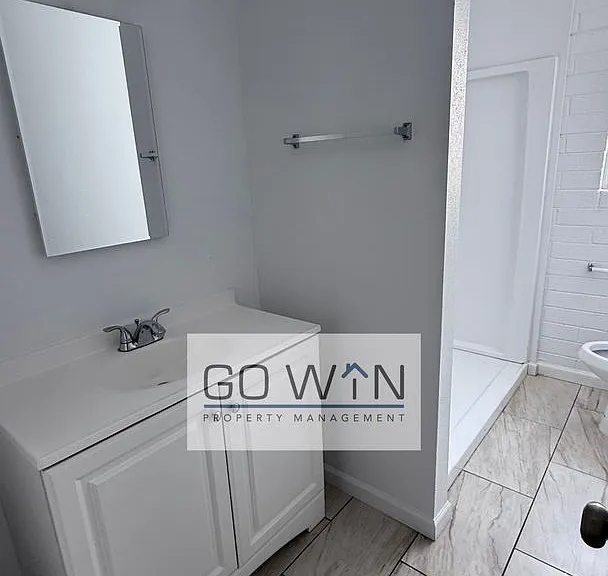 1626 W Denton Ln — Photo 6