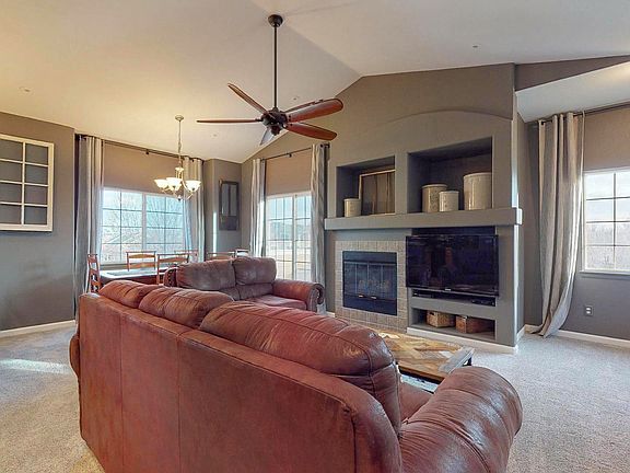 04 - Living room.jpg