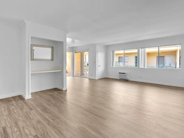 Encino Park West Apartments — Photo 24
