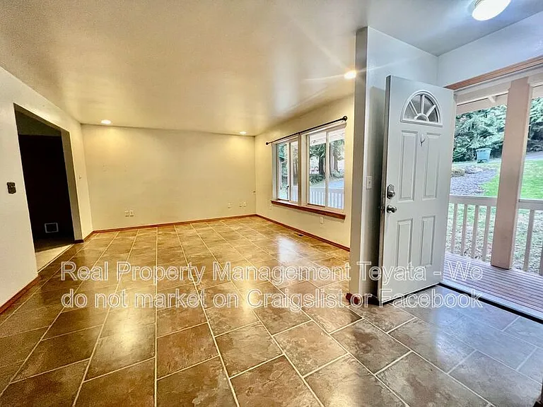 450 W Alder Dr — Photo 2