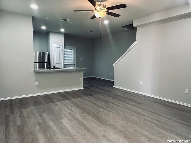 3 bed, 2.0 bath, 2522 sqft, $1,425 — Photo 2