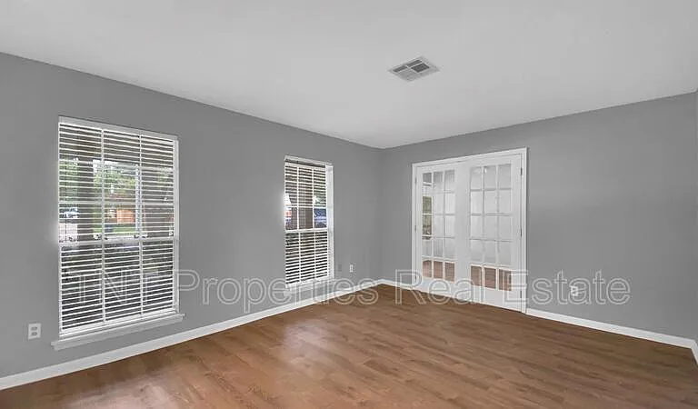 1103 Glade St — Photo 5