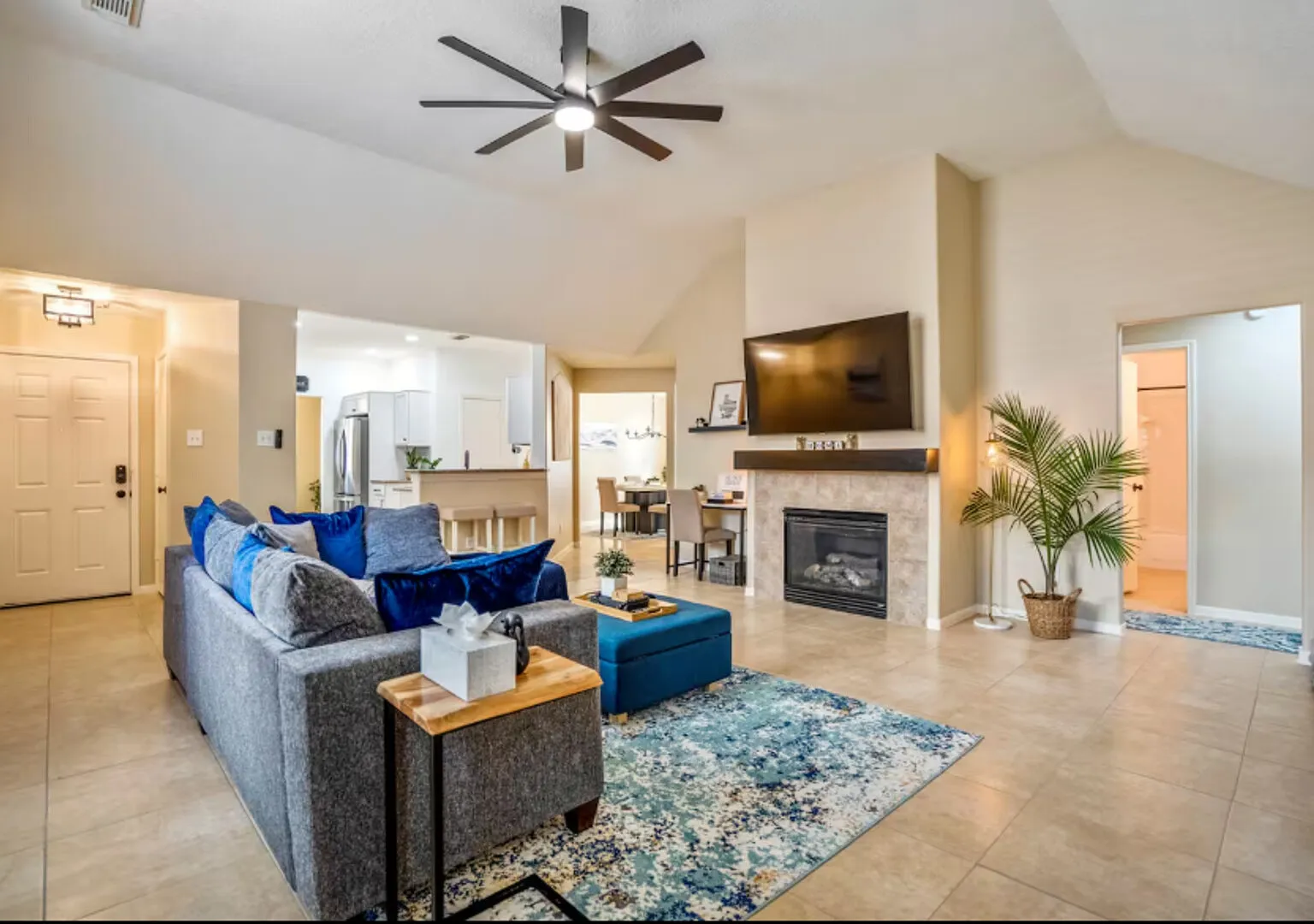 Spacious 3-Bedroom Rental in Houston Furnished & Family-Friendly — Photo 2