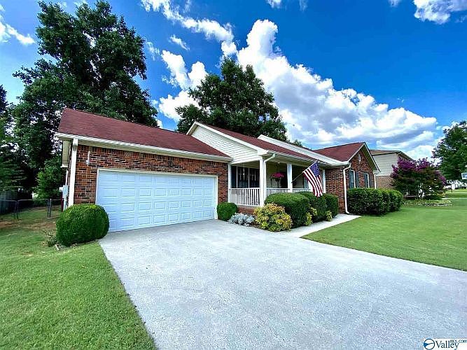 1st image of 2401 Buckingham Dr SW