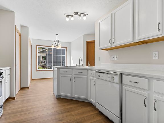 5th image of 2300 Candlewick Dr SE