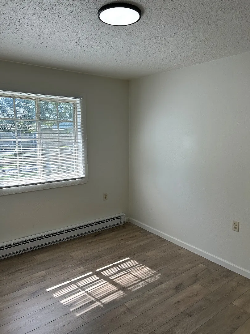 904 Baker St - 4 — Photo 2