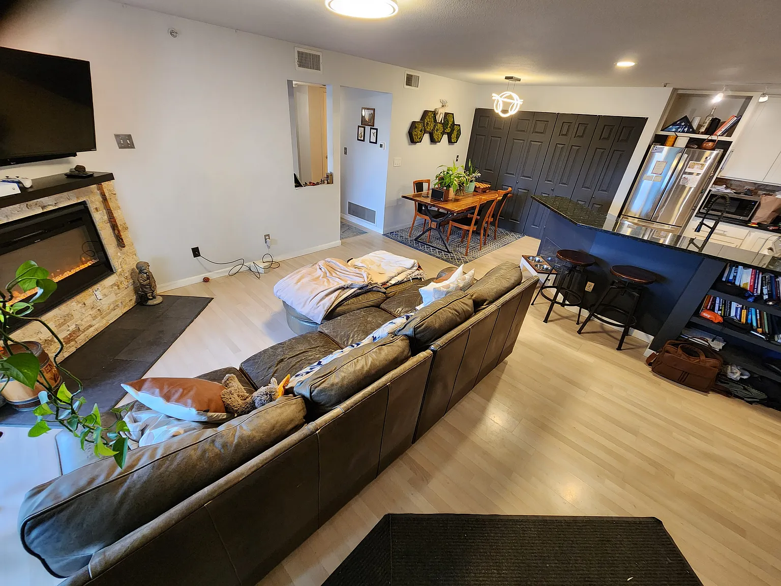 2 bed, 948 sqft, $2,400 — Photo 2