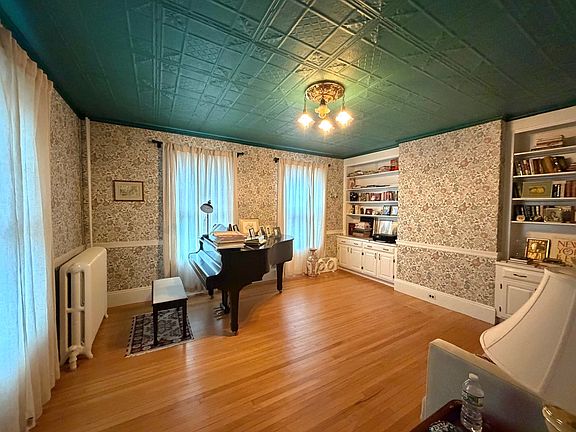 5th image of 82 Court St