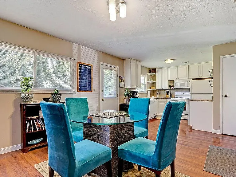615 Palace Ln — Photo 4