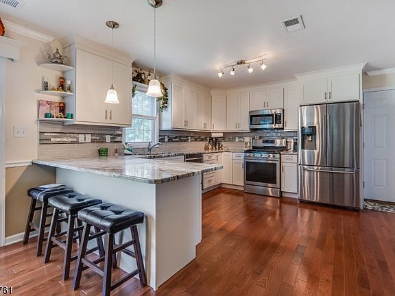 4th image of 506 Parkwood Ct