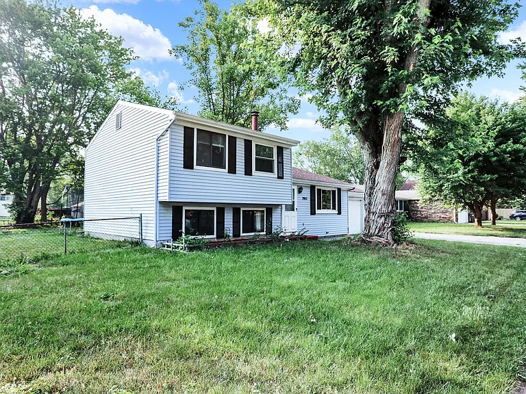 7915 Broadview Dr — Photo 32
