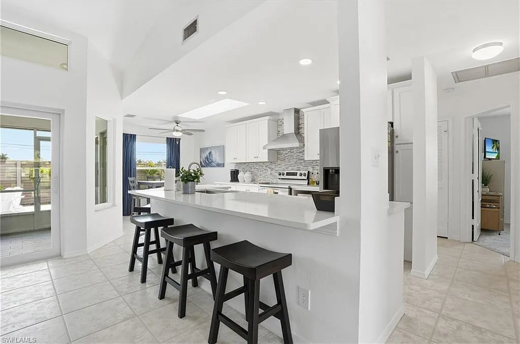 3 bed, 2.0 bath, 1457 sqft, $4,000 — Photo 3