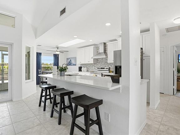 3rd image of 132 Bordeaux CIR