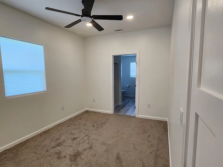 202 E Randolph St — Photo 14