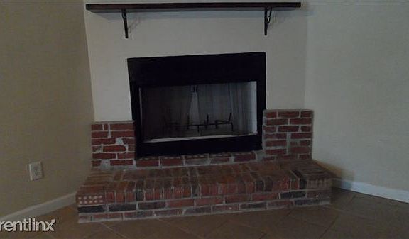 PICTURE OF FIREPLACE IN LIVING ROOM 3