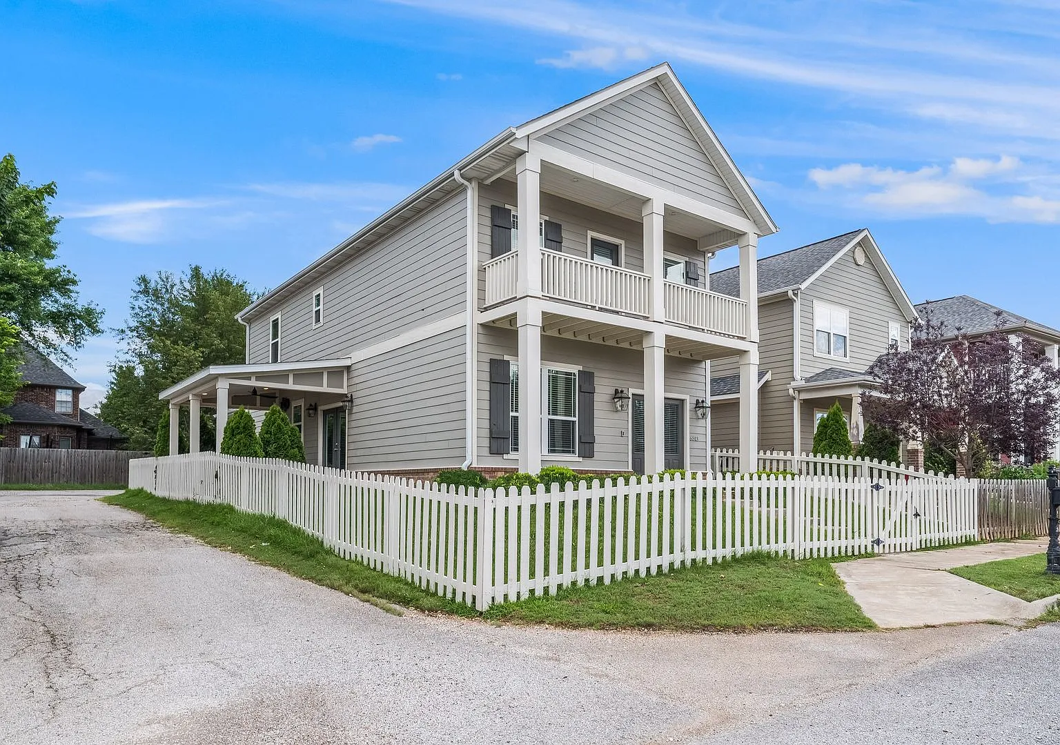 Modern 3-Bedroom Home with Open Layout in Rogers — Photo 1
