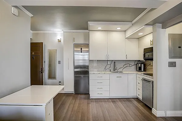 Sold by Redfin Real Estate | media 18