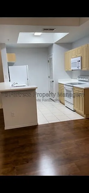 2 bed, 1.0 bath, 900 sqft, $1,299 — Photo 3