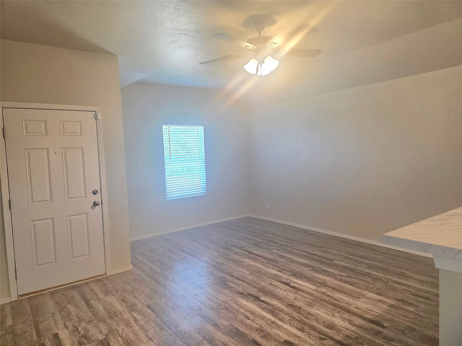3 bed, 4.0 bath, 1248 sqft, $1,575 — Photo 3