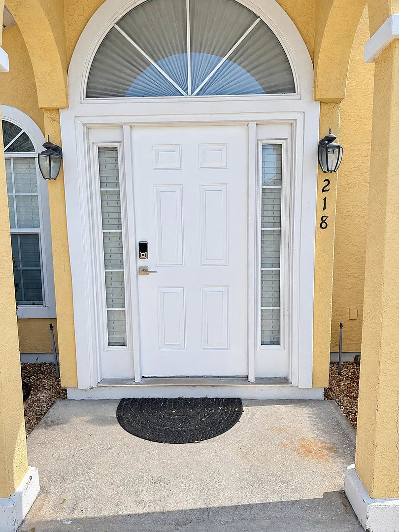 Pet Friendly! Charming 3 Bedroom, 2 Bath, Home — Photo 2