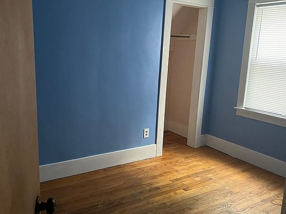 4th image of 2327 N Clinton St