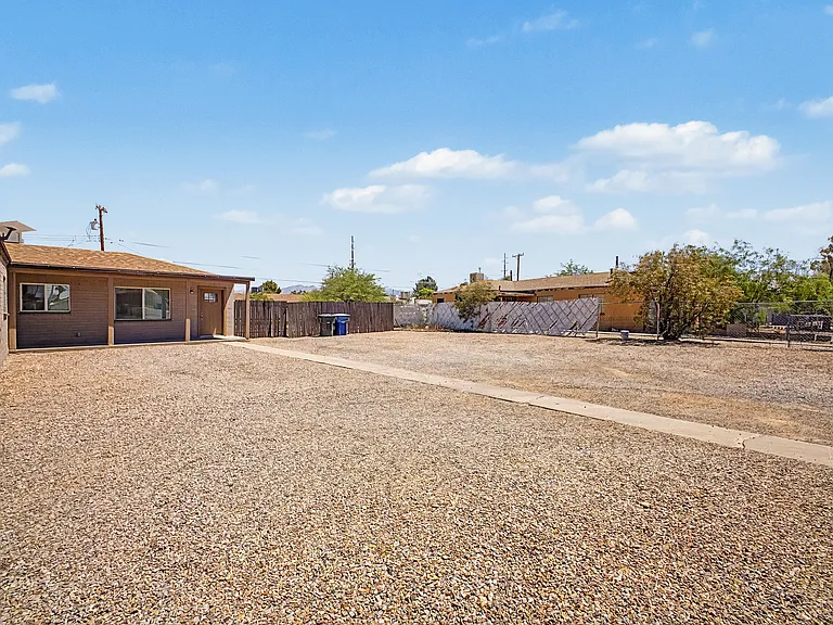 2433 E Cameron Vis — Photo 30