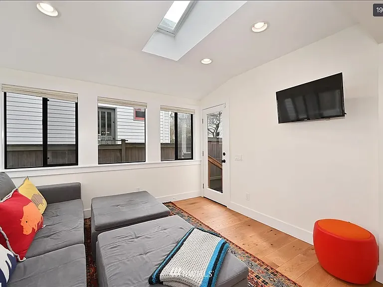 1609 Warren Ave N — Photo 24
