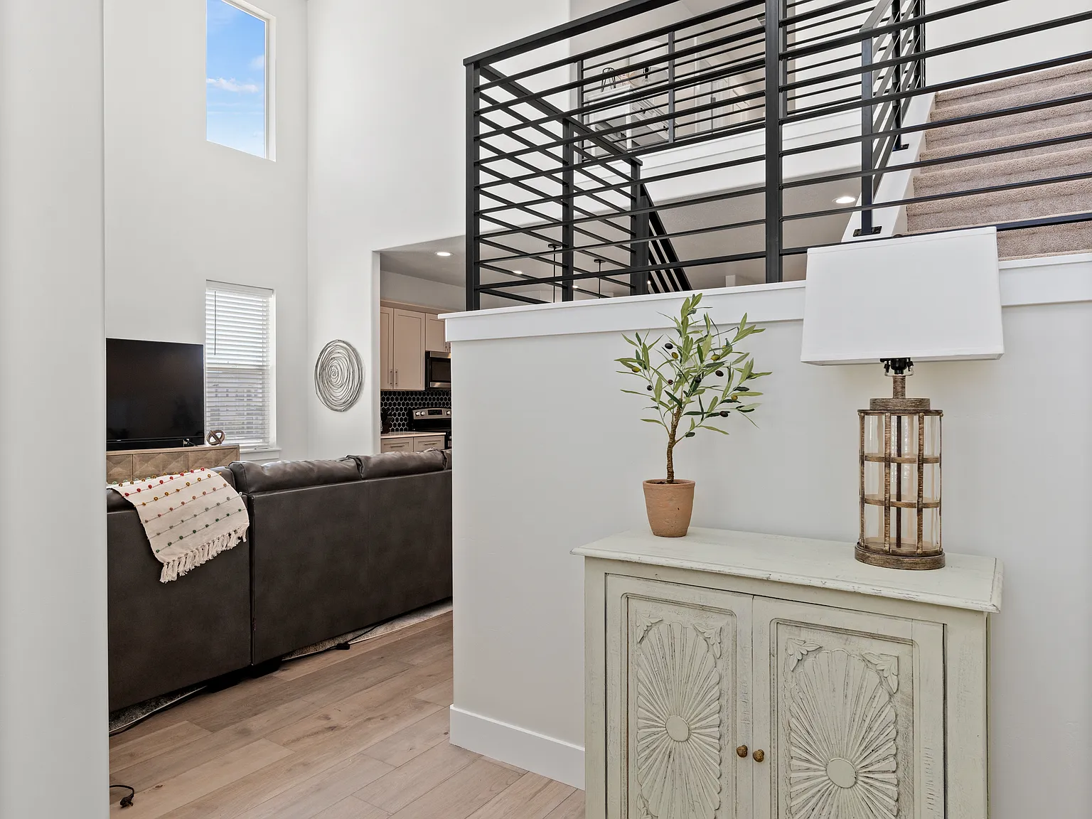 1 bed, 2350 sqft, $625 — Photo 2