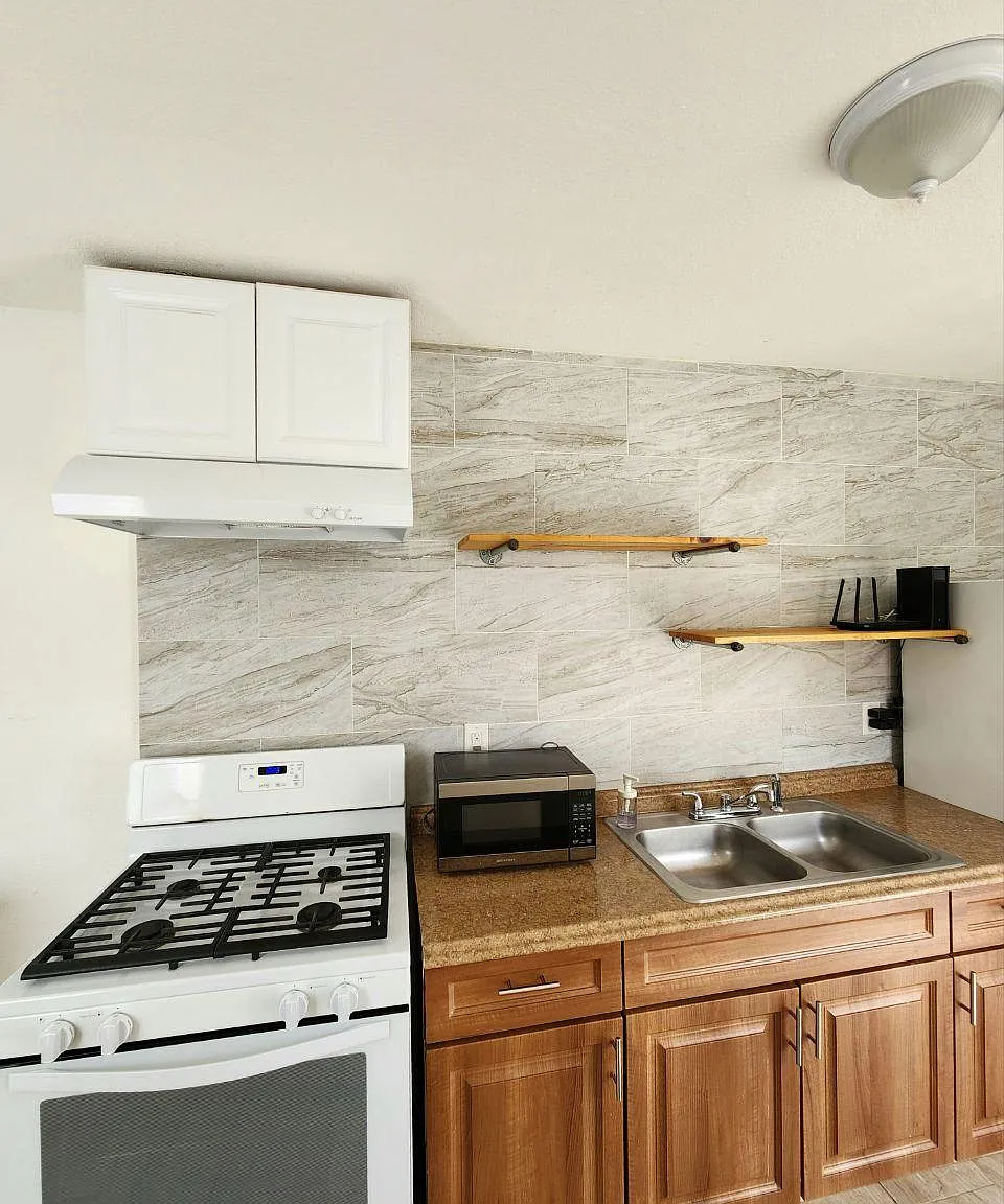 1110 W 39th Pl — Photo 4