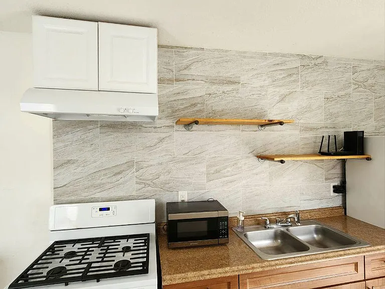 1110 W 39th Pl #B — Photo 4