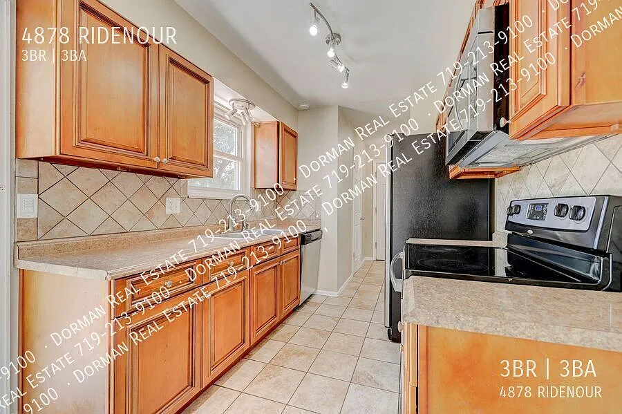 Beautiful 3 bed, 3 bath home in Panorama! Available September 10th! — Photo 4