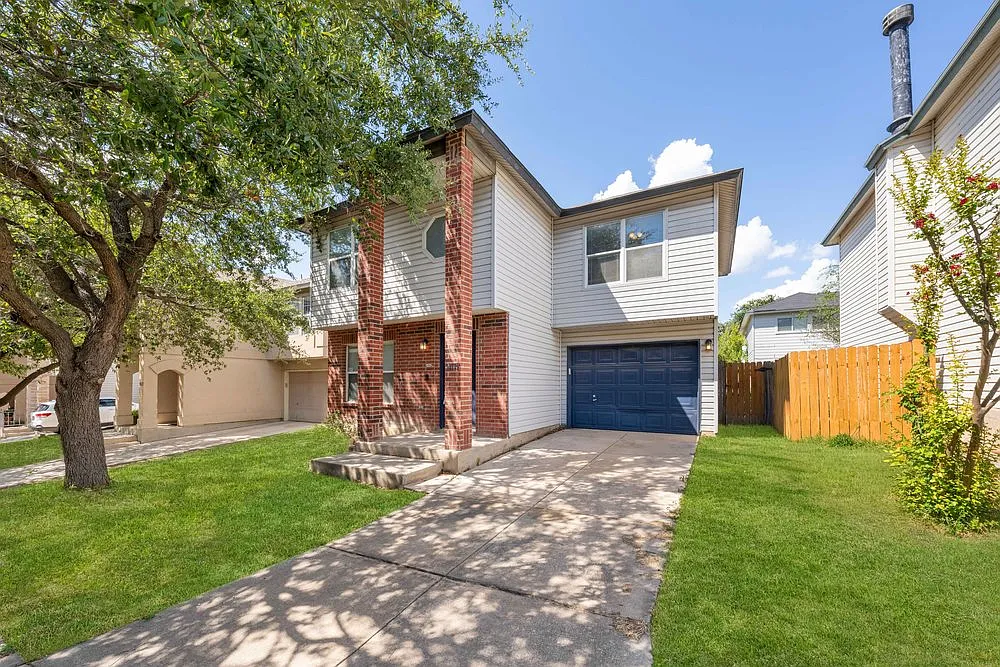 Bright 3-Bed Home with Garage, Fenced Yard, and Modern Comforts 10119 Trailhead Pass, San Antonio — Photo 2