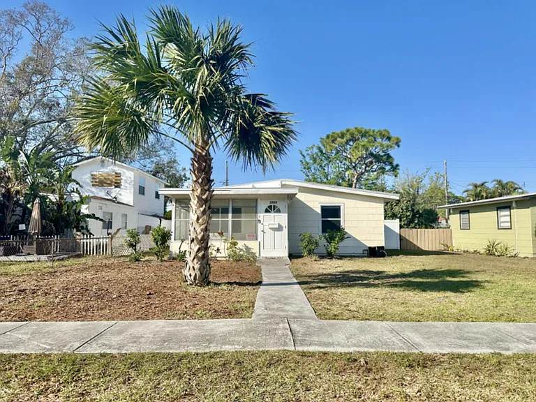 5566 Kelly Dr N — Photo 2