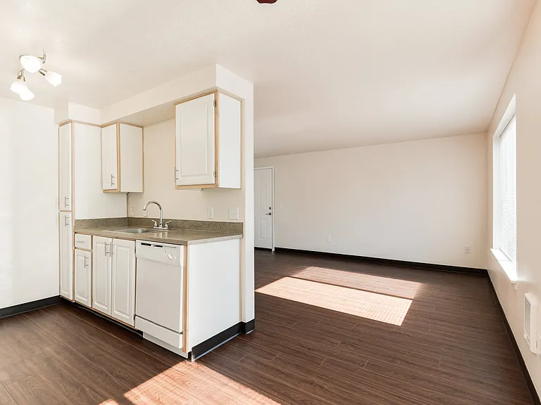 Park Avenue Village Apartments — Photo 9