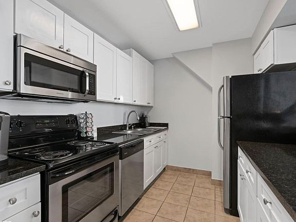 2nd image of 431 S Dearborn St APT 203