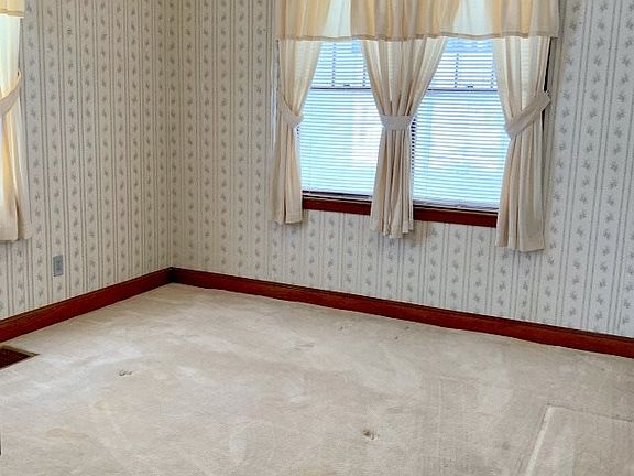 4th image of 221 Diamond St