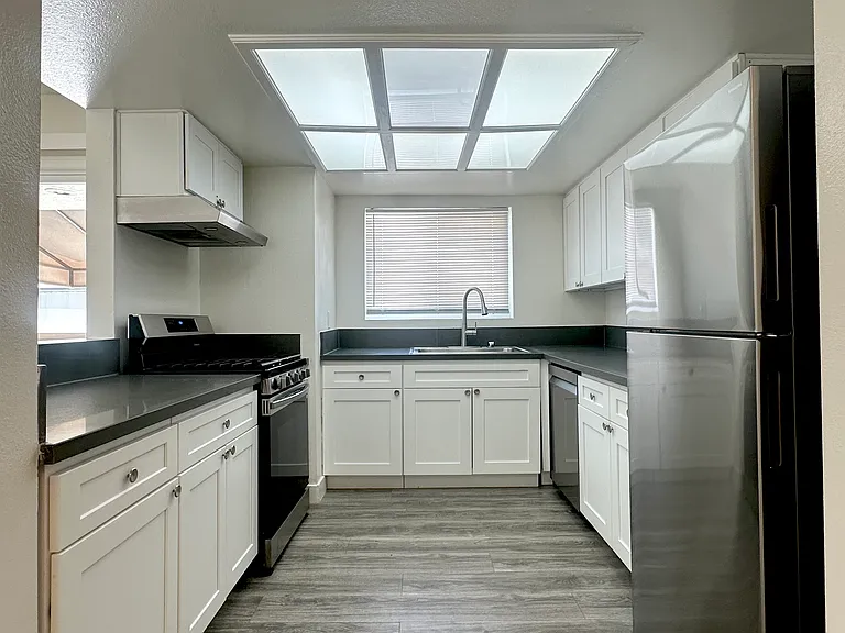 328 E Providencia Ave #202 — Photo 4