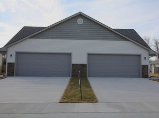 5792 NW 50th St, Johnston, IA 50131