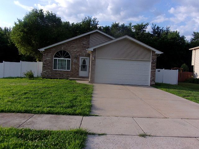 1st image of 122 W Bodine Dr