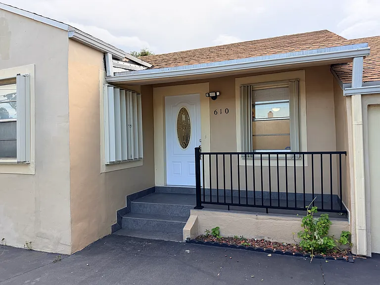 610 NW 23rd Pl #1 — Photo 1