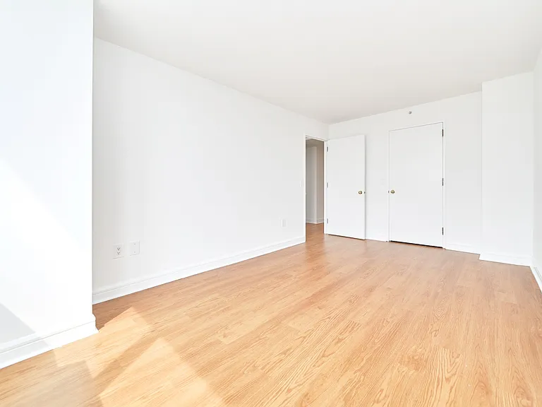 160 Riverside Blvd #16H — Photo 11