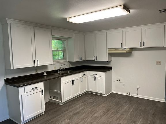 3rd image of 1216 E Marshall Ave
