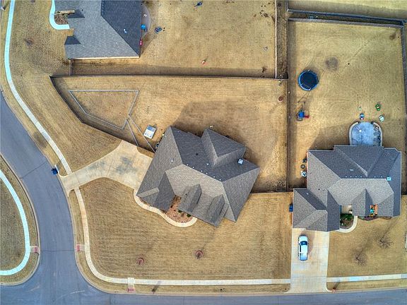 5th image of 10817 NW 94th St