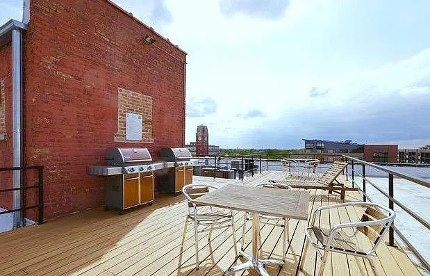 1733 W Irving Park Rd — Photo 12