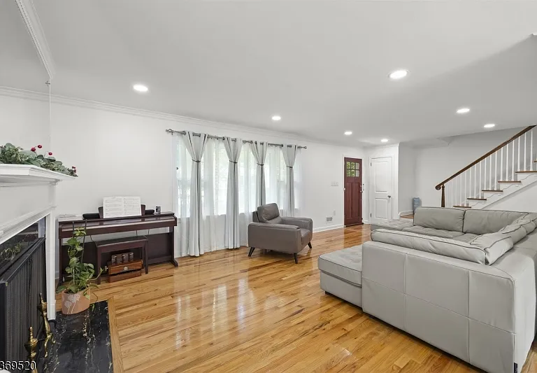 400 Hobart Ave — Photo 4